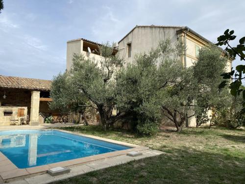 une villa avec piscine devant une maison dans l'établissement Holiday Home in Fournès with Private Pool, cleaning included, à Fournès