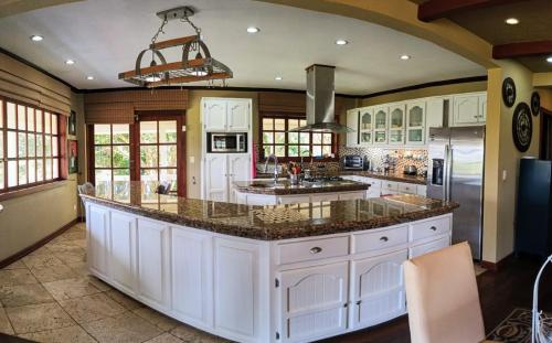 B&B Rosa Dei Venti في Tronadora: مطبخ كبير مع جزيرة كبيرة في المنتصف