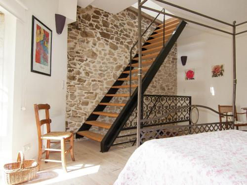 - une chambre avec un escalier dans un mur en pierre dans l'établissement Tower in Austria with Rooftop Terrace, cleaning included, à Roussines