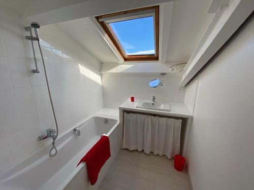 une salle de bain avec une baignoire, un lavabo et une fenêtre dans l'établissement Villa in Banne with Pool and Nature Trails, cleaning included, à Banne