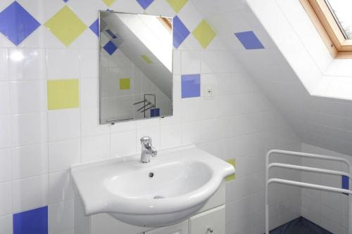 une salle de bain avec un lavabo et un miroir dans l'établissement Holiday Home in Erquy near Sandy Beaches, cleaning included, à Erquy