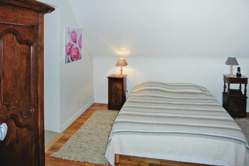 une chambre avec un lit et deux tables de nuit dans l'établissement Holiday Home in Brittany near Sandy Beaches, cleaning included, à Saint-Jean-du-Doigt