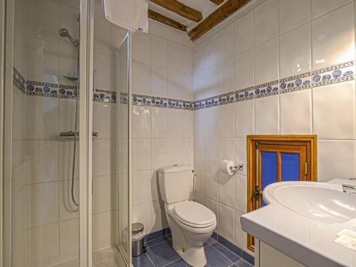 une salle de bain avec toilettes, douche et lavabo dans l'établissement Holiday Home in Normandy near Arromanches Beach, cleaning included, à Tracy-sur-Mer