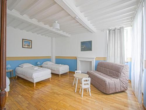 un salon avec deux lits et un canapé dans l'établissement Holiday Home in Normandy near Arromanches Beach, cleaning included, à Tracy-sur-Mer