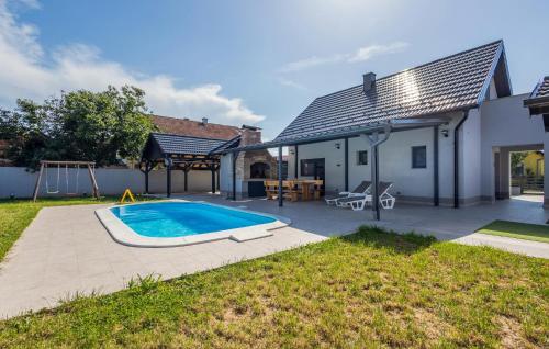 2 Bedroom Cozy Home In Vukovar