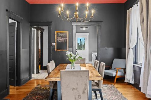 Zona de estar de Riverview Escape in Walkable Historic District