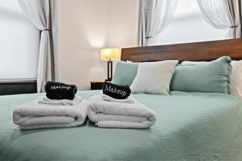 Un dormitorio con una cama con toallas. en Riverview Escape in Walkable Historic District, en Jeffersonville