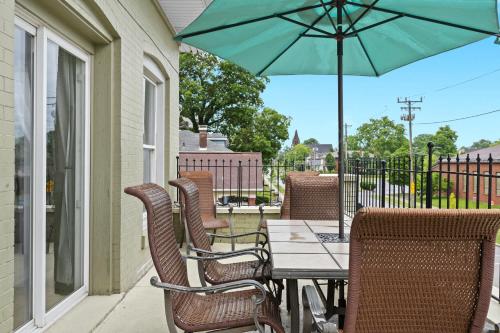 Una mesa y sillas con una sombrilla en un patio. en Riverview Escape in Walkable Historic District, en Jeffersonville