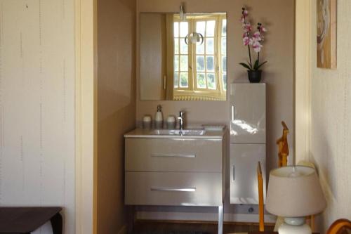 une petite cuisine avec un évier et une fenêtre dans l'établissement Holiday Home in Kersiny with Sea Views, cleaning included, à Plouhinec