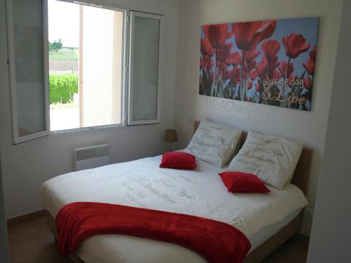 une chambre avec un lit avec deux oreillers rouges dans l'établissement Villa in Segonzac with Pool and Vineyards, cleaning included, à Segonzac