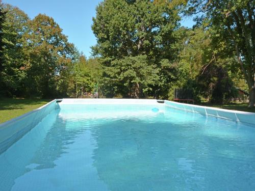 une piscine vide avec des arbres en arrière-plan dans l'établissement Pool Villa in Artigat Valley, cleaning included, à Artigat