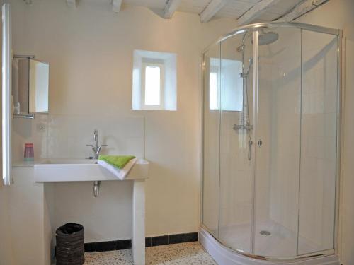 une salle de bain avec une douche en verre et un lavabo dans l'établissement Pool Villa in Artigat Valley, cleaning included, à Artigat