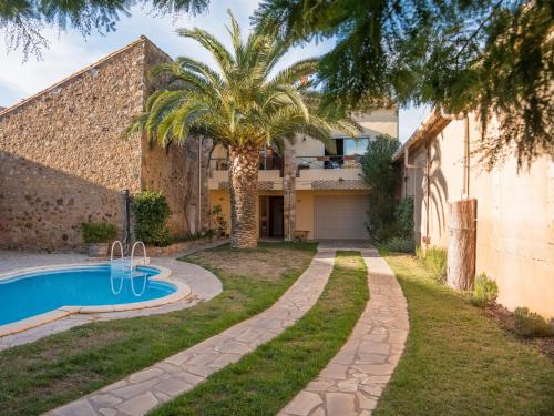 une villa avec une piscine et un palmier dans l'établissement Villa in Saint-André with Private Pool, cleaning included, à Saint-André-de-Roquelongue