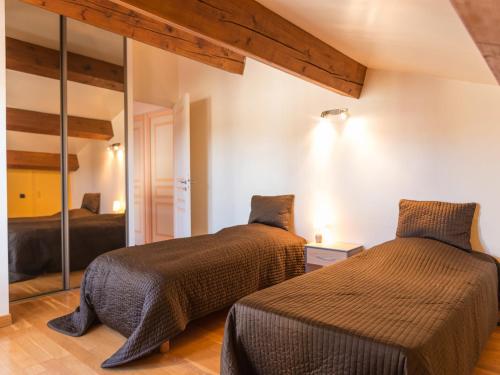 une chambre avec deux lits et un miroir dans l'établissement Villa in Saint-André with Private Pool, cleaning included, à Saint-André-de-Roquelongue