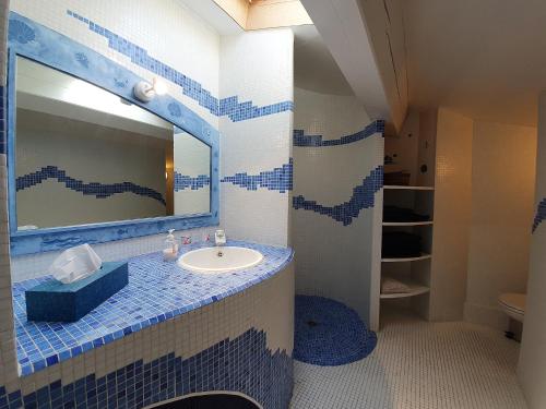 une salle de bain avec un lavabo et un miroir dans l'établissement Villa in Saint-André with Private Pool, cleaning included, à Saint-André-de-Roquelongue