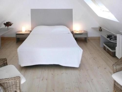 - une chambre blanche avec un lit blanc et 2 tables dans l'établissement Stone House in Plougasnou near Sandy Beach, cleaning included, à Plougasnou
