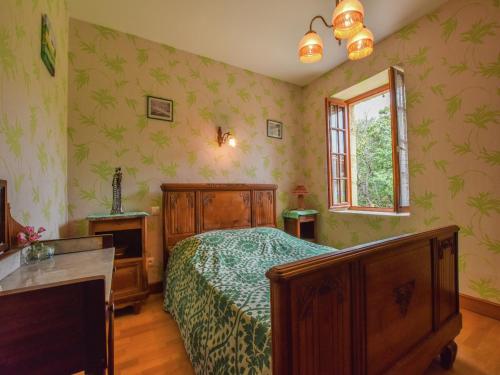 une chambre avec un lit et une fenêtre dans l'établissement Holiday Home in Loubejac near Dordogne Lake, cleaning included, à Loubejac