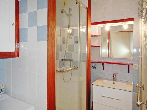 une salle de bain avec douche et lavabo dans l'établissement Apartment in St Quay near Seven Beaches, cleaning included, à Saint-Quay-Portrieux