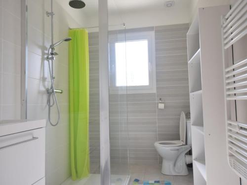 une salle de bain avec douche et toilettes dans l'établissement Villa in Thueyts near Pont du Diable, cleaning included, à Thueyts