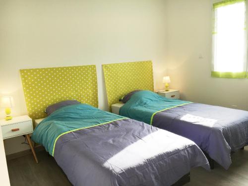 deux lits côte à côte dans une chambre dans l'établissement Villa in Thueyts near Pont du Diable, cleaning included, à Thueyts