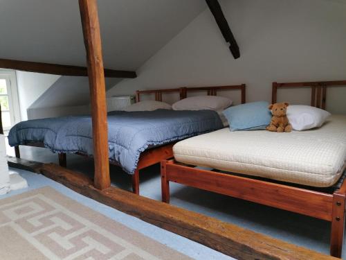 - un ours en peluche assis sur un lit dans une pièce dans l'établissement Holiday Home in Lusignac with Private Pool, cleaning included, à Lusignac