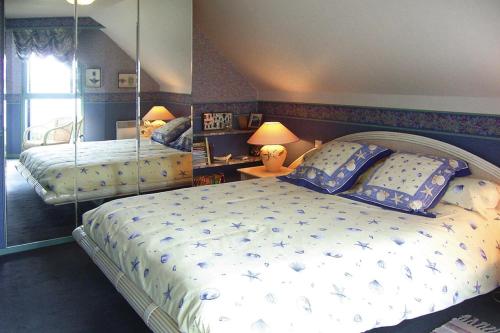 - une chambre avec 2 lits et des miroirs sur le mur dans l'établissement Holiday Home in Penestin near La Mine d'Or Beach, cleaning included, à Pénestin