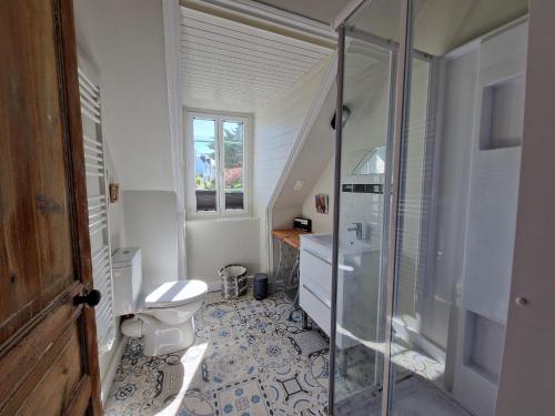 une salle de bain avec toilettes et douche en verre dans l'établissement Holiday Home Locquirec by Sandy Beach, cleaning included, à Locquirec