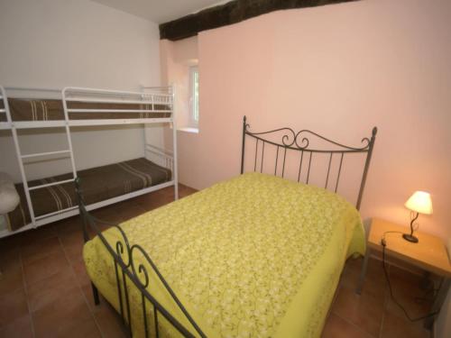 - une chambre avec un lit et des lits superposés dans l'établissement Vacation Home in Ardèche near Pont d'Arc, cleaning included, à Beaulieu