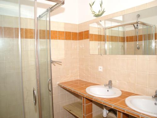 une salle de bain avec deux lavabos et une douche dans l'établissement Vacation Home in Ardèche near Pont d'Arc, cleaning included, à Beaulieu