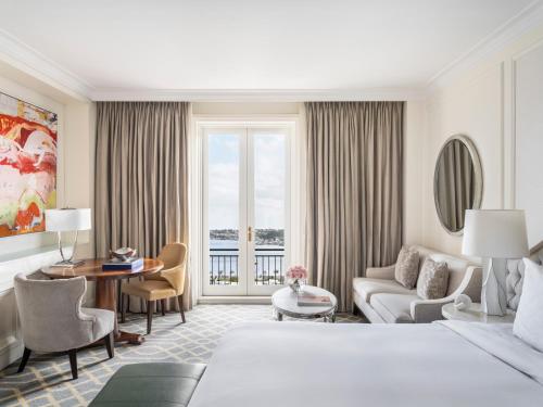 Postel nebo postele na pokoji v ubytování The Langham Sydney