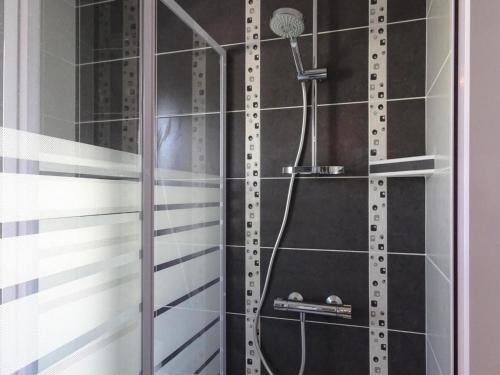 une douche dans une salle de bain avec une porte vitrée dans l'établissement House in Saint-Quay near 7 Beaches, cleaning included, à Saint-Quay-Portrieux