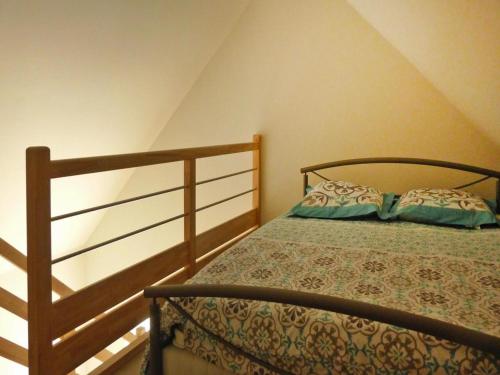 - une chambre avec un lit doté d'un cadre en bois dans l'établissement House in Saint-Quay near 7 Beaches, cleaning included, à Saint-Quay-Portrieux