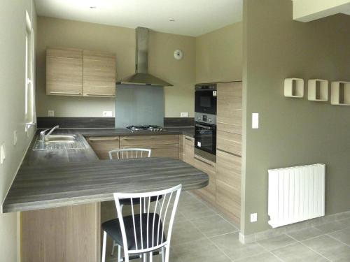 - une cuisine avec un comptoir et des chaises dans l'établissement House in Saint-Quay near 7 Beaches, cleaning included, à Saint-Quay-Portrieux