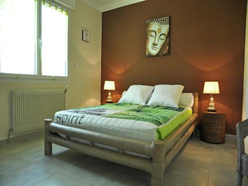 - une chambre dotée d'un lit avec un masque mural dans l'établissement Villa in Saint-Victor near Water Sports Lake, cleaning included, à Saint-Victor-de-Malcap