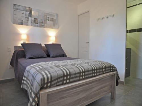 Villa in Saint-Victor near Water Sports Lake, cleaning included