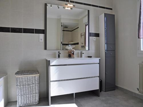 une salle de bain avec un lavabo blanc et un miroir dans l'établissement Villa in Saint-Victor near Water Sports Lake, cleaning included, à Saint-Victor-de-Malcap