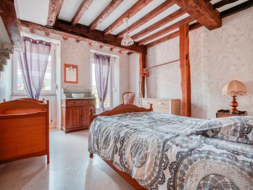 un homme dormant sur un lit dans une chambre dans l'établissement Cottage in Champagne with Farm Views, cleaning included, à Nouart