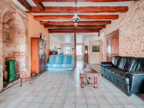 un salon avec un canapé et une table dans l'établissement Cottage in Champagne with Farm Views, cleaning included, à Nouart