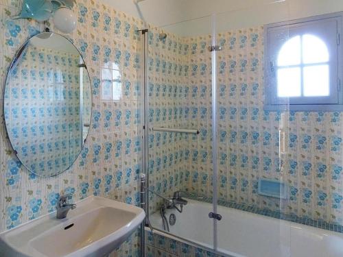 une salle de bain avec une douche, un lavabo et un miroir dans l'établissement Holiday Home in Trébeurden with Sea View, cleaning included, à Trébeurden
