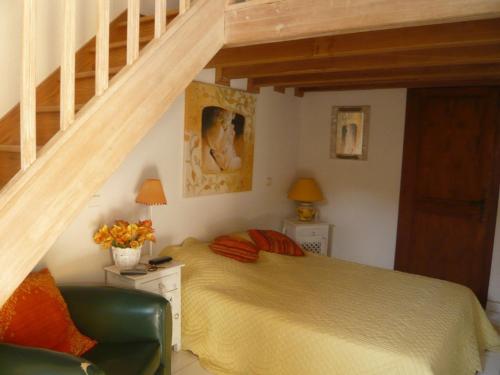 une chambre avec un lit et un escalier dans l'établissement Villa in Sainte-Maxime near La Nartelle Beach, cleaning included, à La Nartelle