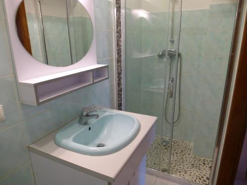 une salle de bain avec un lavabo et une douche avec un miroir dans l'établissement Villa in Sainte-Maxime near La Nartelle Beach, cleaning included, à La Nartelle