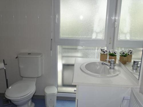 une salle de bain blanche avec des toilettes et un lavabo dans l'établissement Studio in Audierne near Finistère Beach, cleaning included, à Audierne