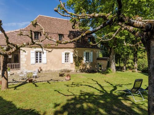 Zahrada ubytování Ritzy Mansion in Sourzac with Tennis Court
