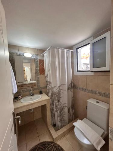 Ένα μπάνιο στο Ismini Basement Retreat