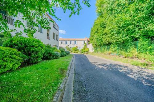 une route vide devant une maison dans l'établissement Apartment of the Flying Bridges, à La Rochelle
