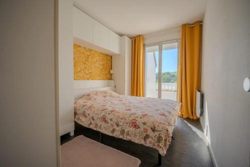 une petite chambre avec un lit et une fenêtre dans l'établissement Apartment of the Flying Bridges, à La Rochelle