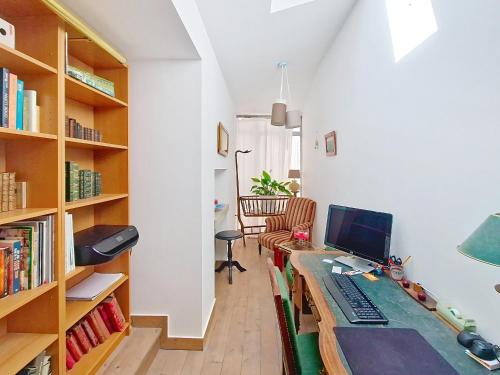 un bureau avec un bureau et un ordinateur dans l'établissement Maison rénovée proche plage et commerces, 3 chambres, 3 salles d'eau, confort moderne. - FR-1-331-86, à Les Sables-dʼOlonne