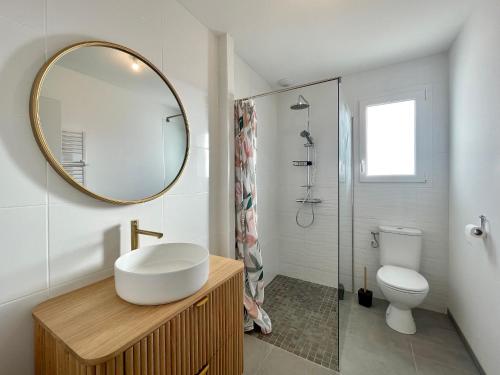 une salle de bain avec un lavabo et un miroir dans l'établissement Maison neuve 3 chambres, 6 couchages, entre mer et campagne, accès bourg à pied, WIFI - FR-1-231-329, à Bretignolles-sur-Mer