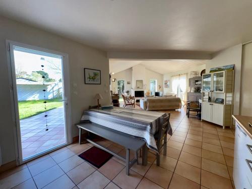 - un salon avec un piano au milieu dans l'établissement Maison spacieuse avec jardin, proche forêt et plage, 3 chambres, équipements de loisirs, parking privé - FR-1-323-435, à Saint-Jean-de-Monts