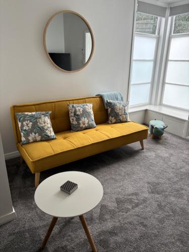 Posezení v ubytování Boulcott 1 Bed Beauty Hospital Haven